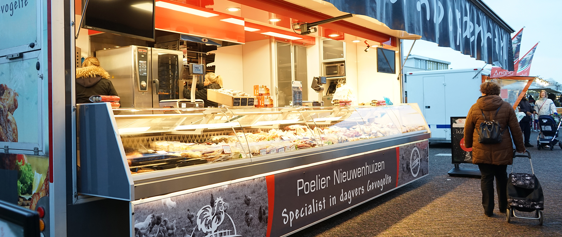 Poelier Nieuwenhuizen – Kip op de markt