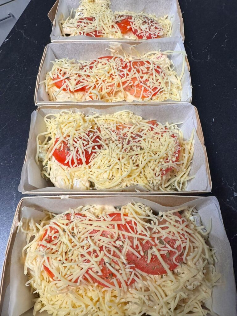 Vis van de maand mei: kabeljauw met mediterrane aardappelgratin, mozzarella kaas, tomaat en italiaanse kruiden.