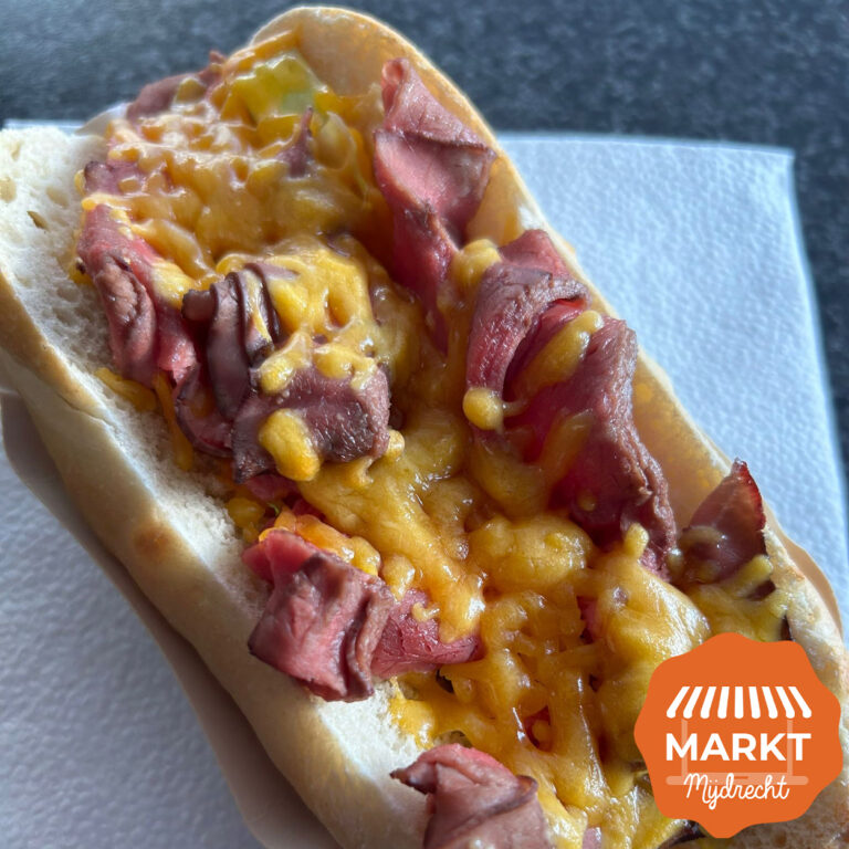 Broodje Philly cheese steak sandwich met rundvlees, cheddar en ijsbergsla
